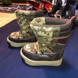 Oshkosh Boys camouflage toddler boots. Size 5M